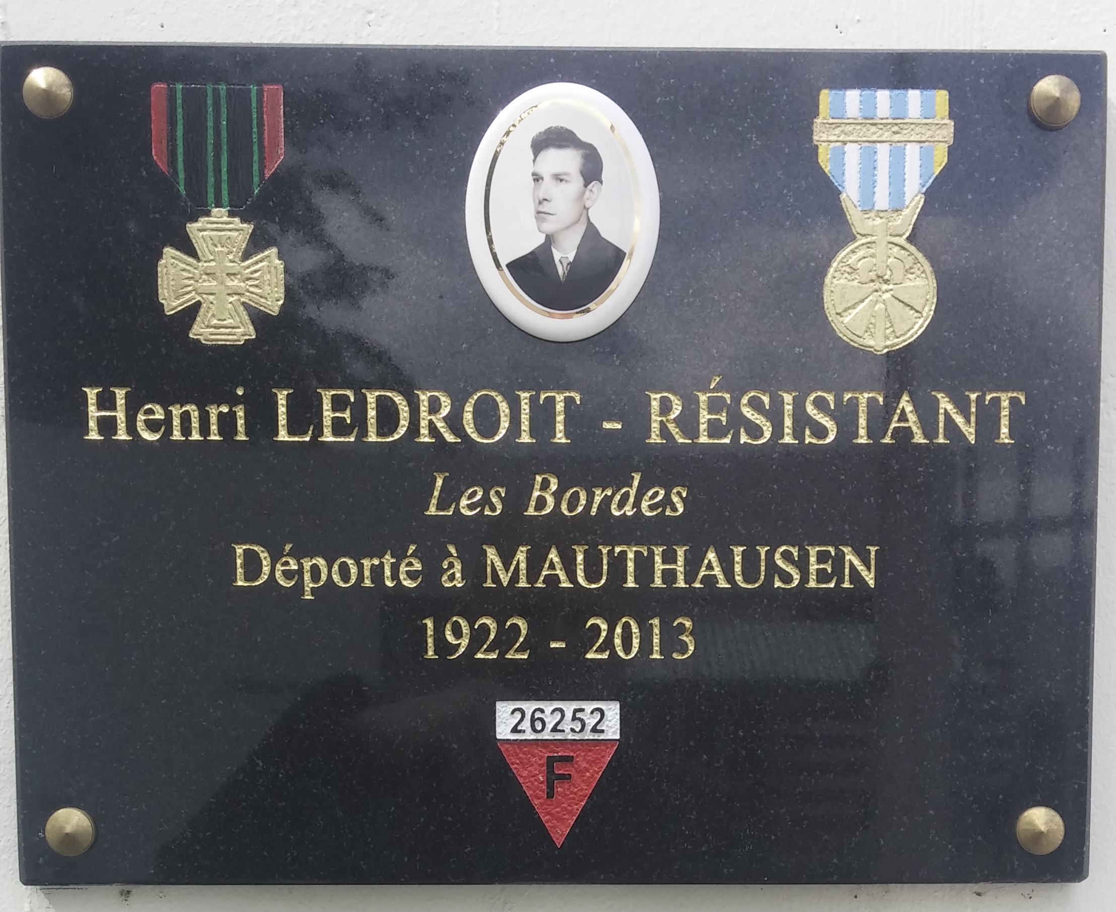 La plaque hommage en bonne place dans le carré mémorial du musée de Lorris