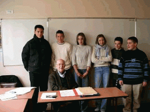 André Jacolin en compagnie de quelques élèves du Club Résistance, 9 mars 2004, Collège Geneviève de Gaulle-Anthonioz des Bordes (Droits réservés, Benoît Momboisse)