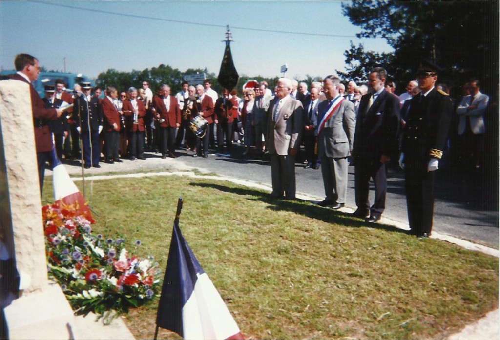 Inauguration de la stèle en mémoire des tués du 12 août 1944 à Chicamour, en présence de Bernard Chalopin (à gauche), le 24 juillet 1999